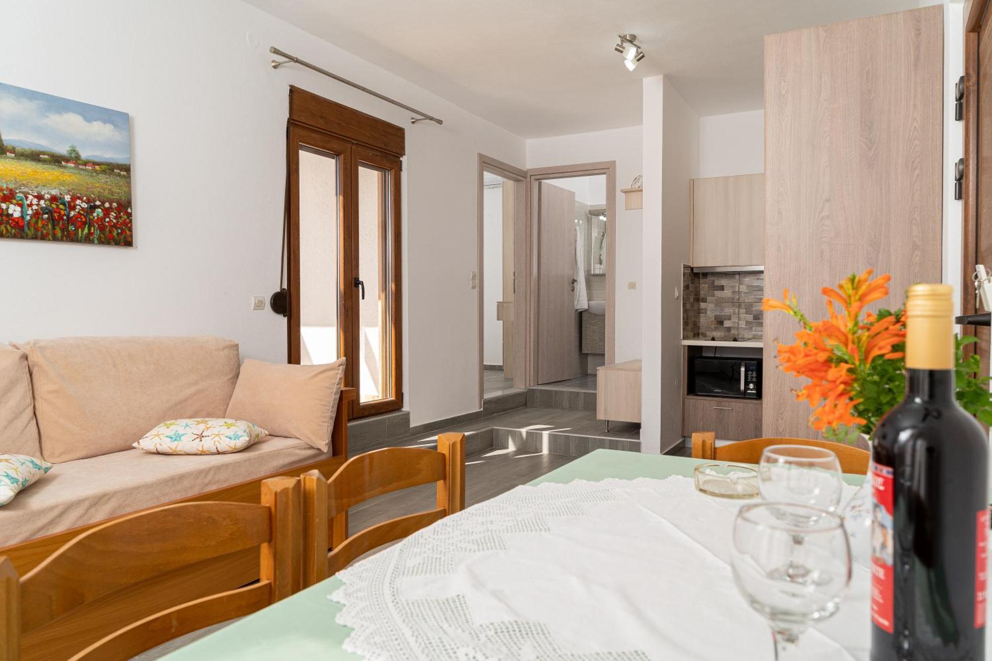 Akrotiri Apartment *