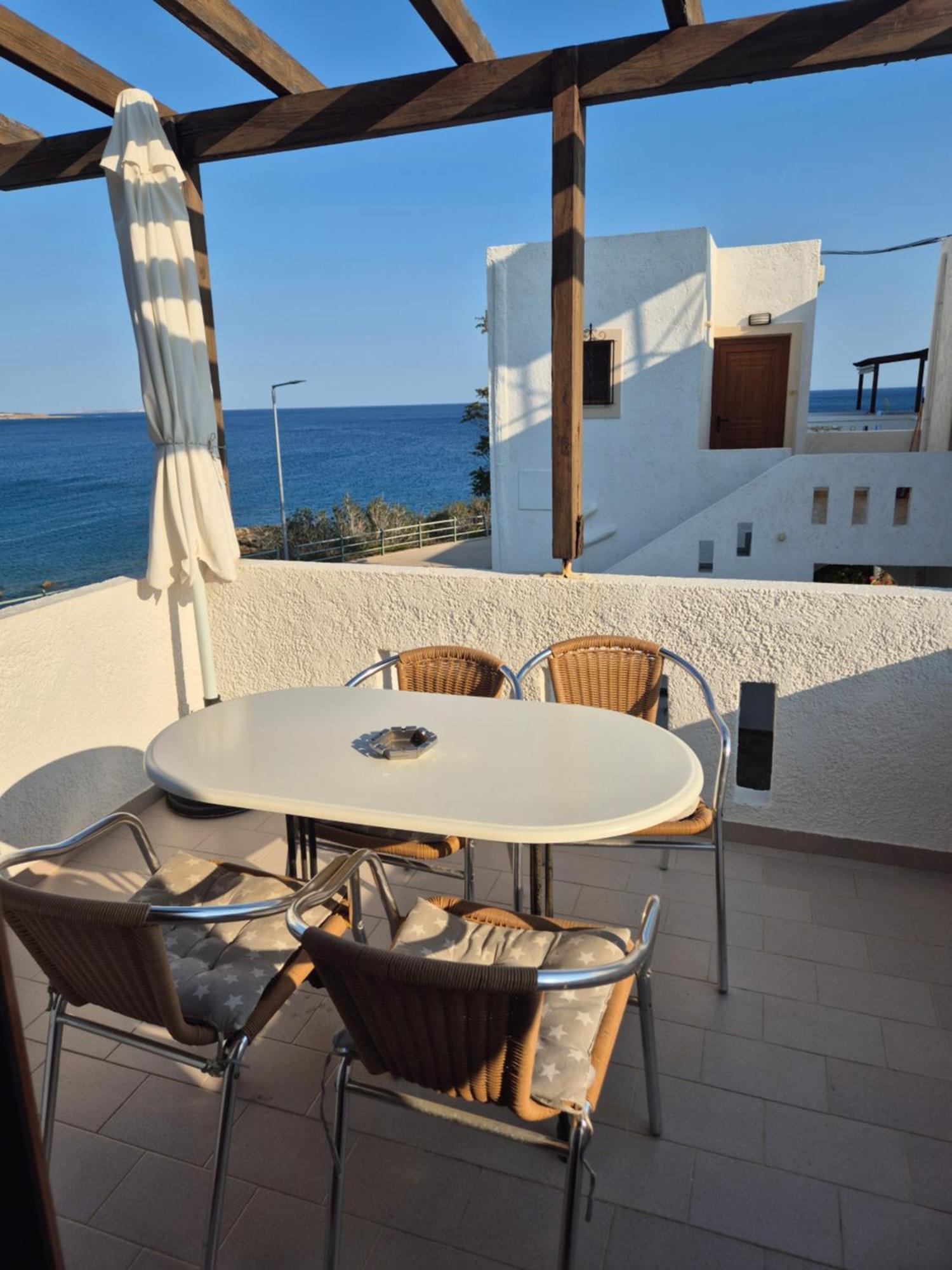 Akrotiri Apartment *